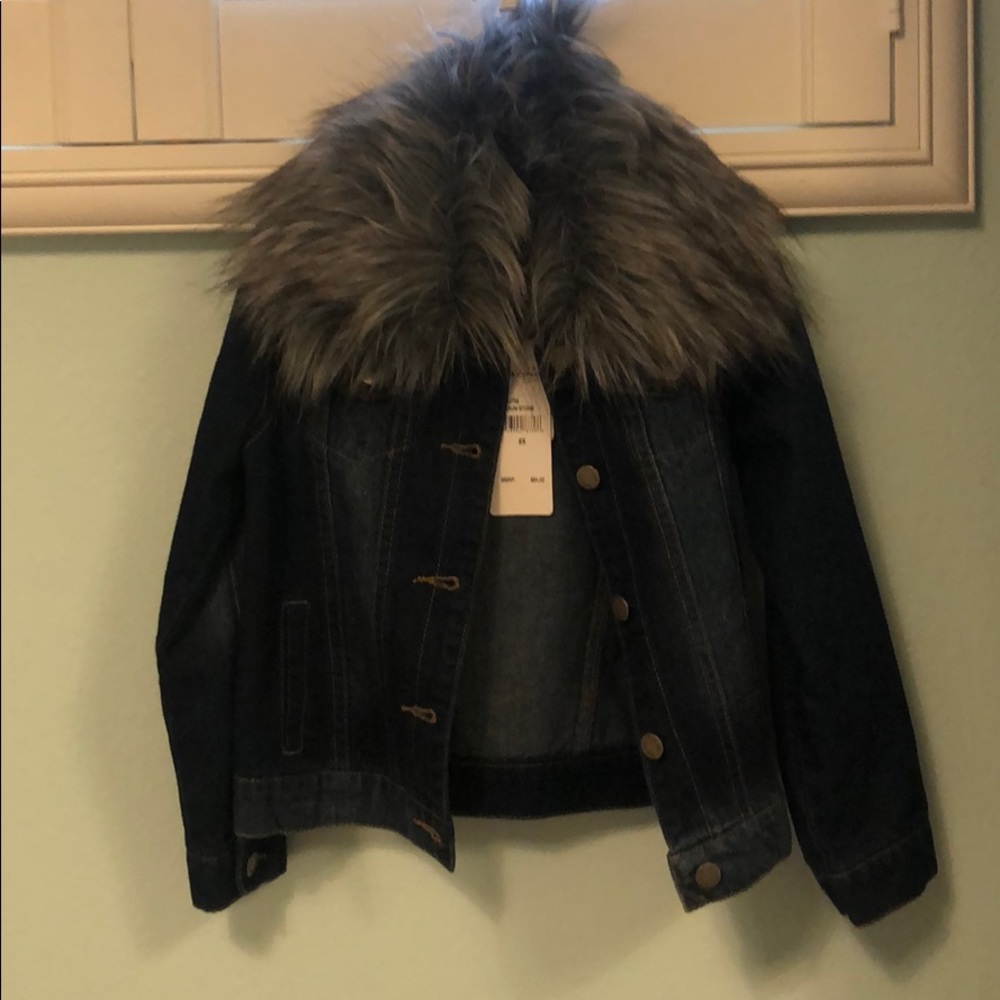 Splendid Denim Jacket with (detachable) Fur Collar